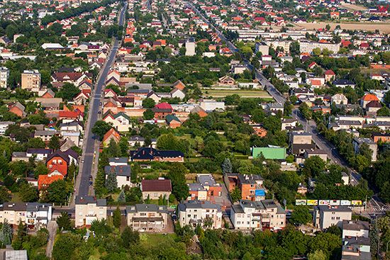 Ostrow Wielkopolski, panorama na wschodnie dzielnice miasta. EU, Pl, Wielkopolskie. Lotnicze.